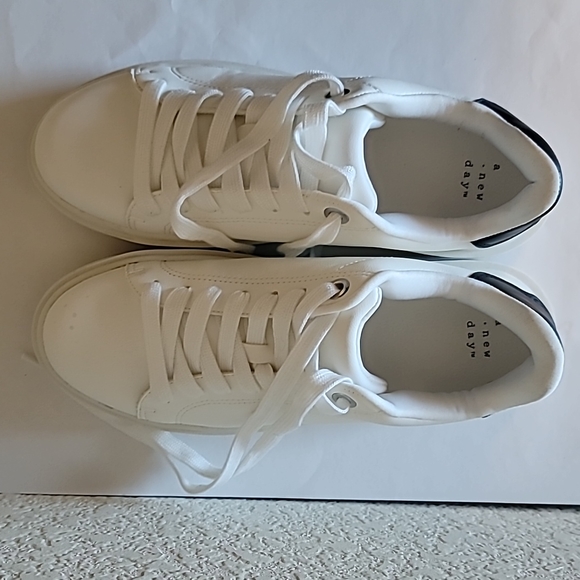 Women White sneakers with Faux Leather upper , memory insole sz 8.5 - Picture 5 of 5